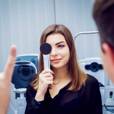imgi_290_consultation-with-ophthalmologist-medical-equipment-coreometry_179755-537